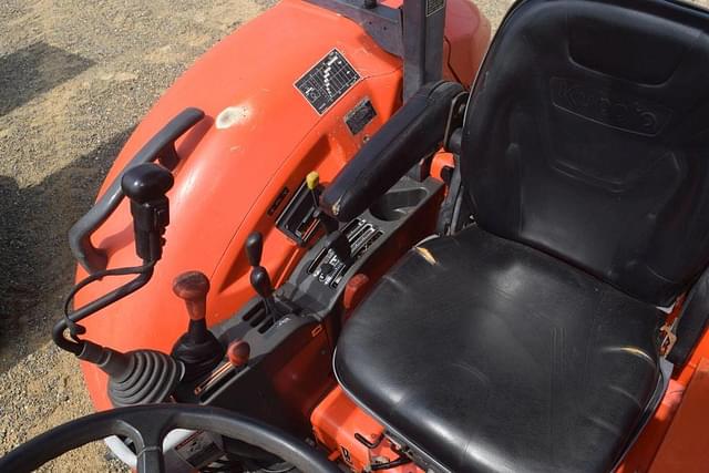 Image of Kubota M7040 equipment image 4