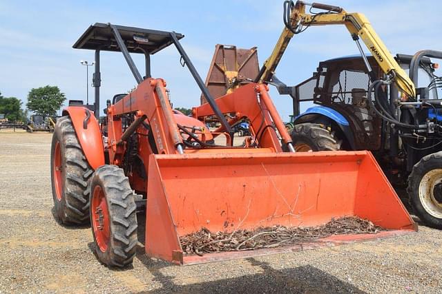Image of Kubota M7040 equipment image 3