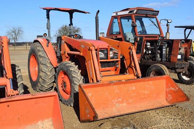 Image of Kubota M7040 equipment image 3