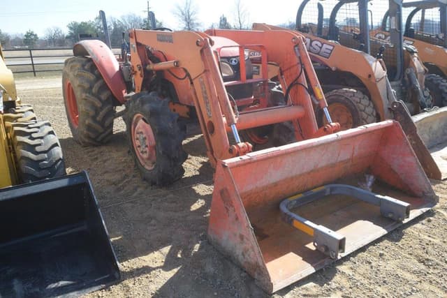 Image of Kubota M7040 equipment image 3