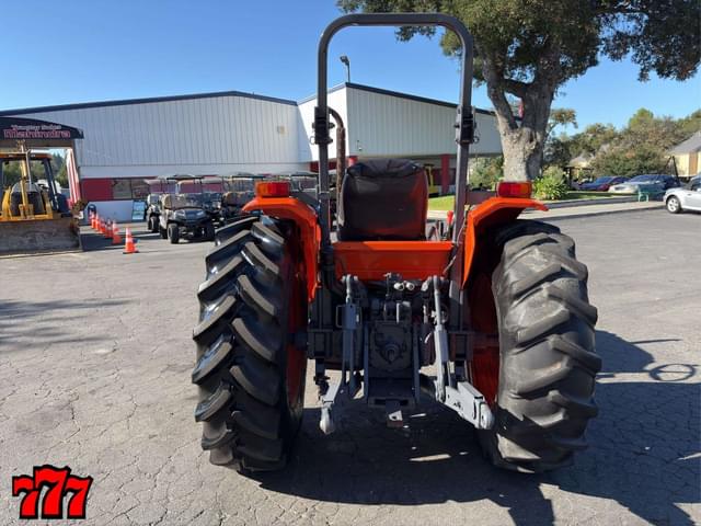 Image of Kubota M7040 equipment image 4