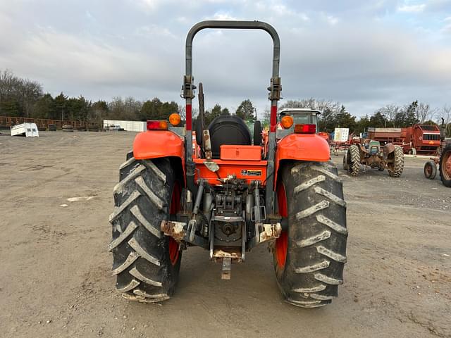 Image of Kubota M7040 equipment image 3