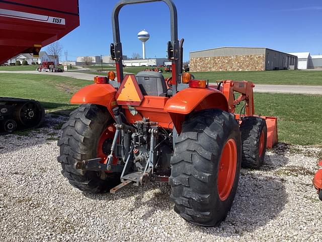 Image of Kubota M7040 equipment image 2
