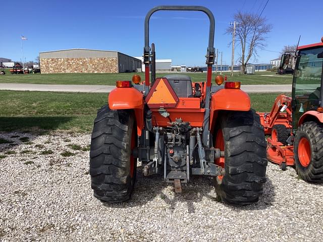 Image of Kubota M7040 equipment image 3