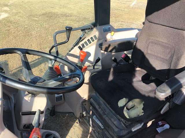 Image of Kubota M7040 equipment image 3