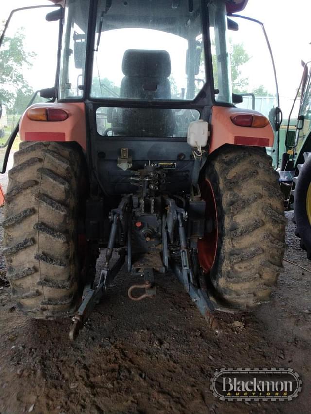 Image of Kubota M7040 equipment image 2