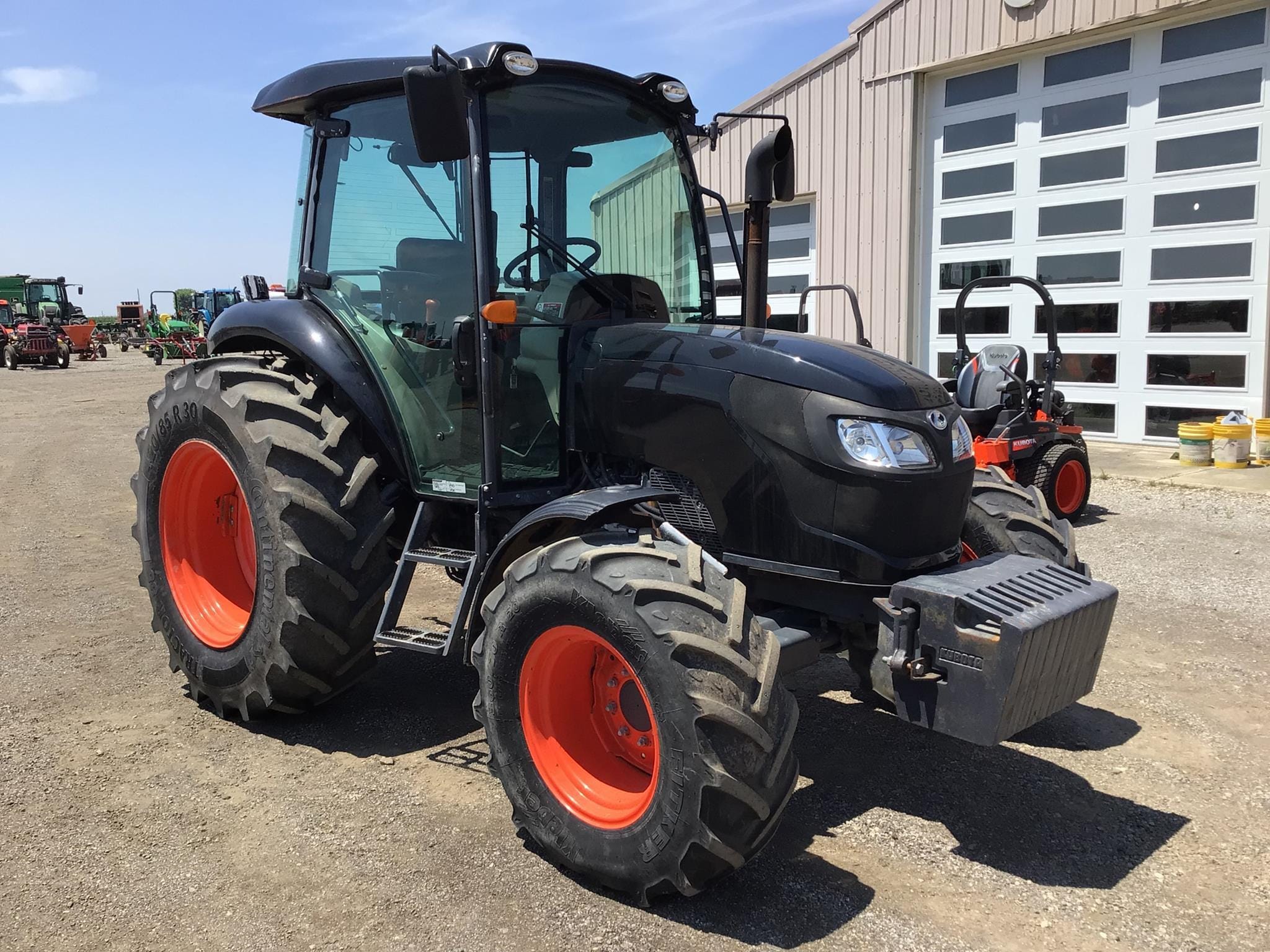 Kubota M7060 Equipment Image0