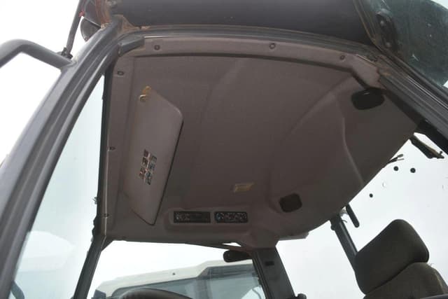 Image of Kubota M7060 equipment image 4