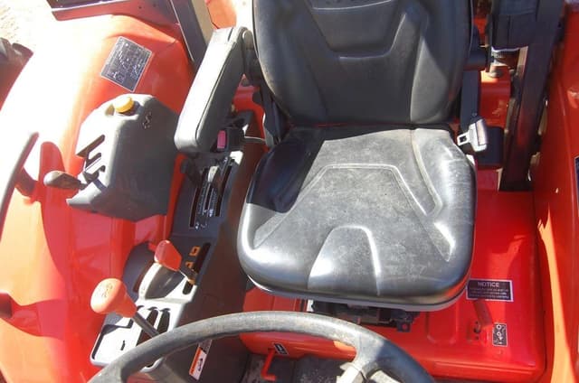 Image of Kubota M7060D equipment image 4
