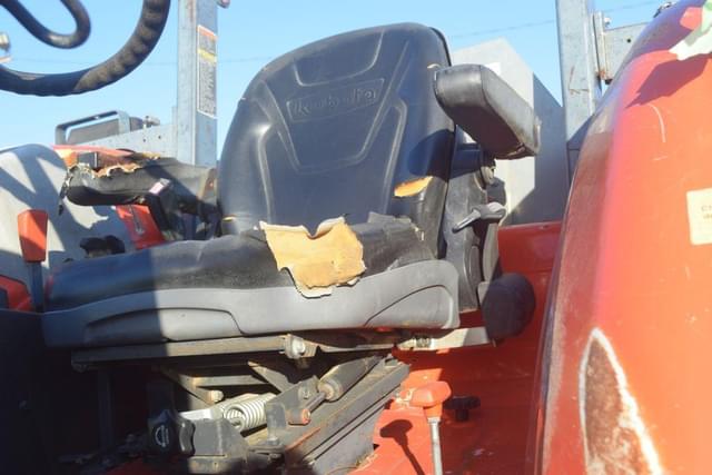 Image of Kubota M7060 equipment image 4