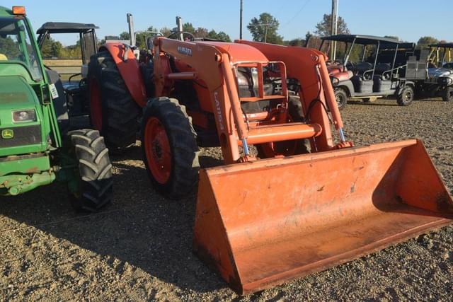 Image of Kubota M7060 equipment image 3