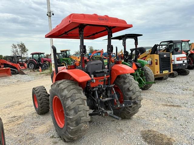 Image of Kubota M7060 equipment image 3