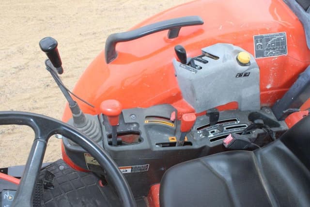 Image of Kubota M7060 equipment image 4