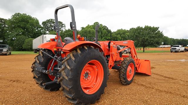 Image of Kubota M7060 equipment image 3