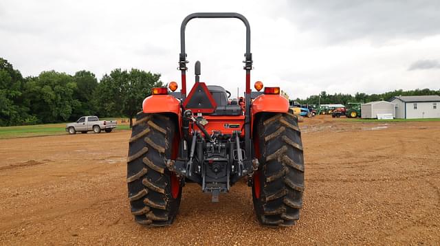 Image of Kubota M7060 equipment image 4
