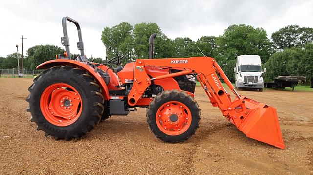Image of Kubota M7060 equipment image 2