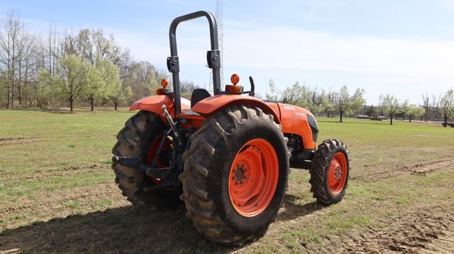 Image of Kubota M7060 equipment image 4