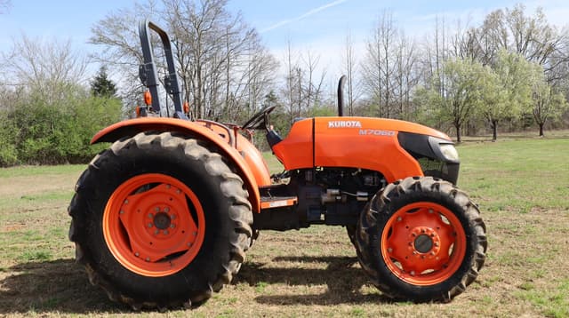 Image of Kubota M7060 equipment image 2
