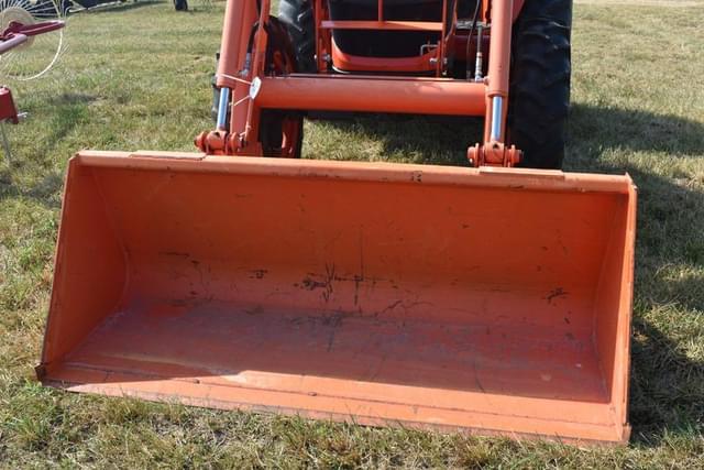 Image of Kubota M7060 equipment image 4
