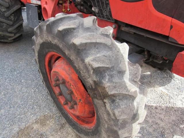 Image of Kubota M7060 equipment image 4
