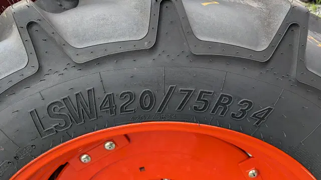 Image of Kubota M7060HD equipment image 4