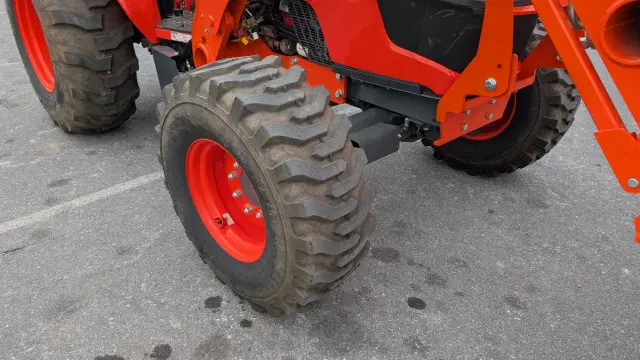 Image of Kubota M7060HD equipment image 3