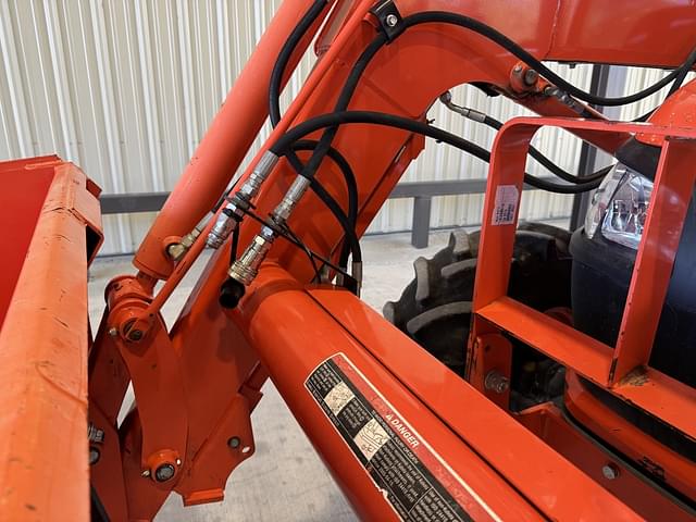 Image of Kubota M7060HDC equipment image 4