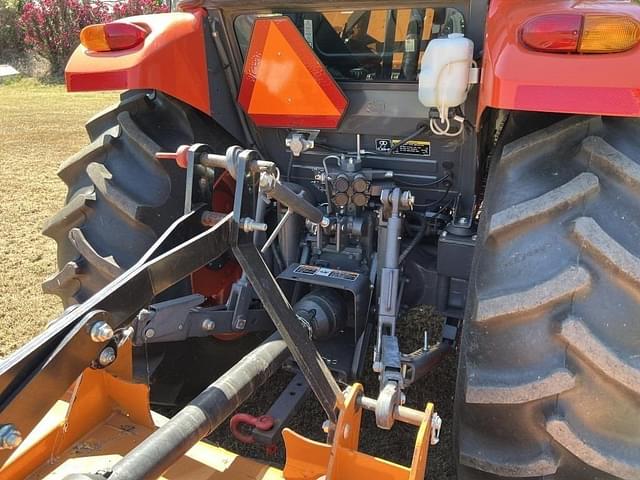 Image of Kubota M7060 equipment image 4