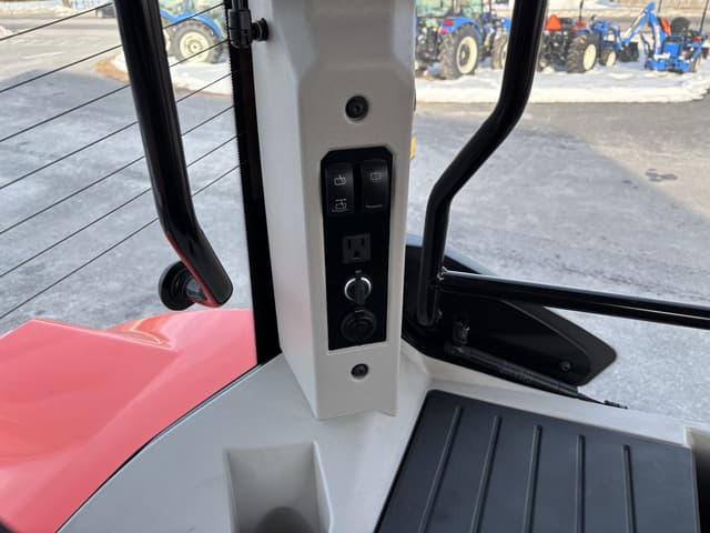 Image of Kubota M8-201 equipment image 4