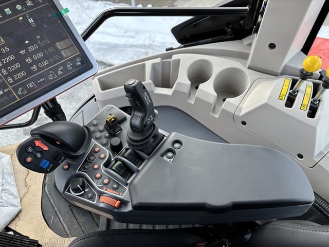 Image of Kubota M8-201 equipment image 2