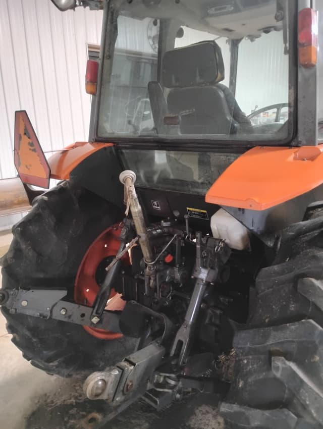 Image of Kubota M8200 equipment image 3