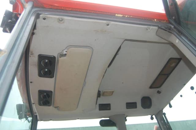 Image of Kubota M8200 equipment image 4