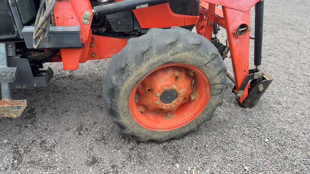 Image of Kubota M8540 equipment image 4