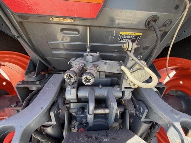 Image of Kubota M8540 equipment image 4