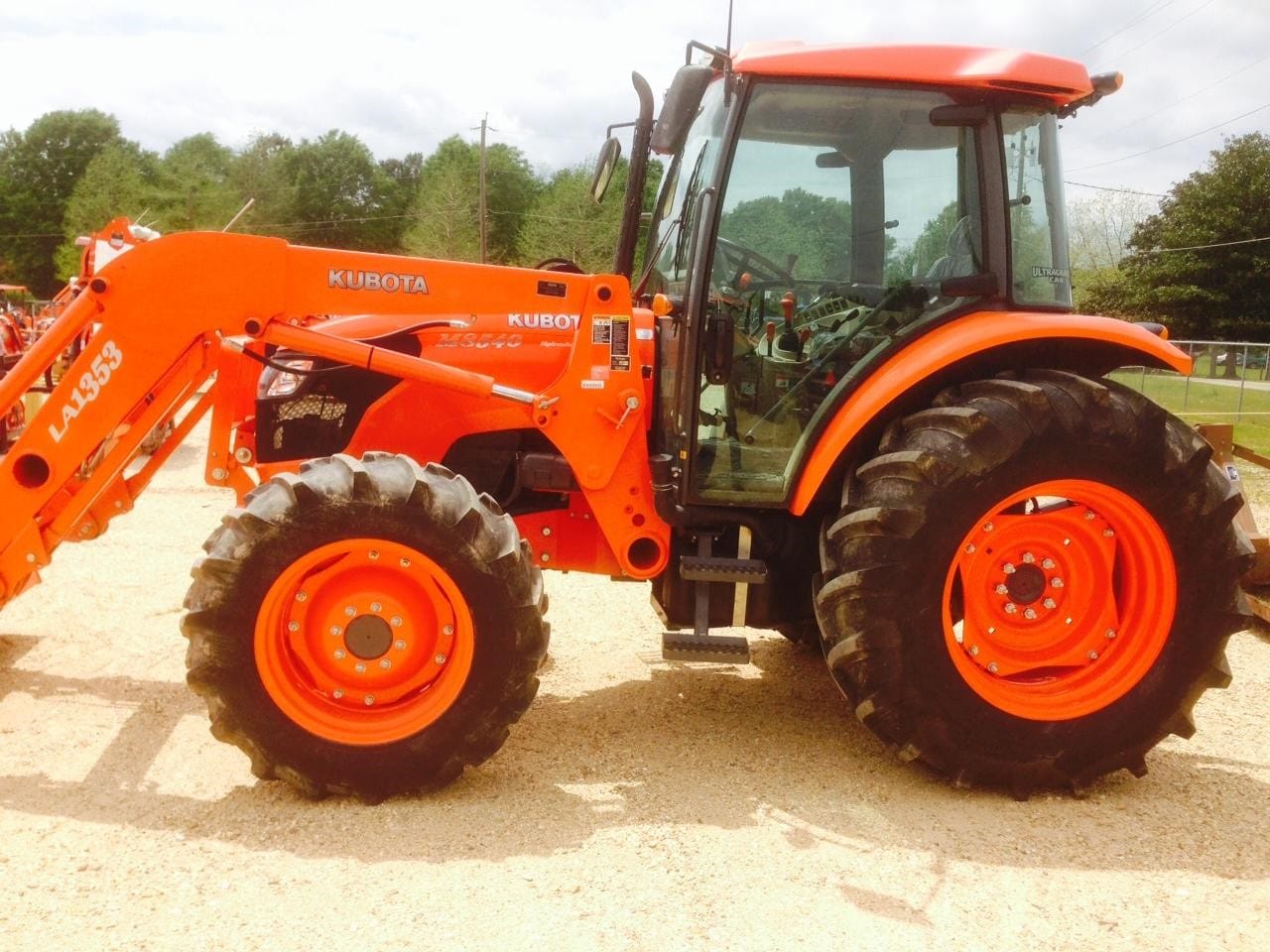 2012 Kubota M8540HD Power Krawler Equipment Image0