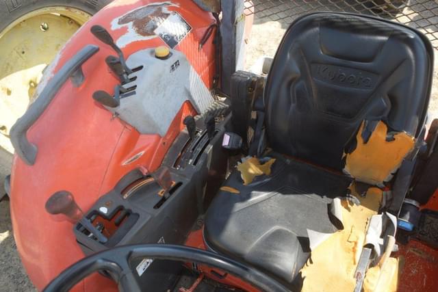 Image of Kubota M8560 equipment image 4