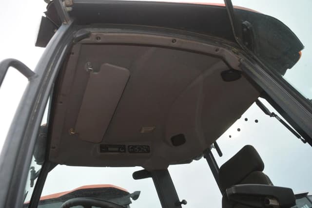 Image of Kubota M8560 equipment image 4