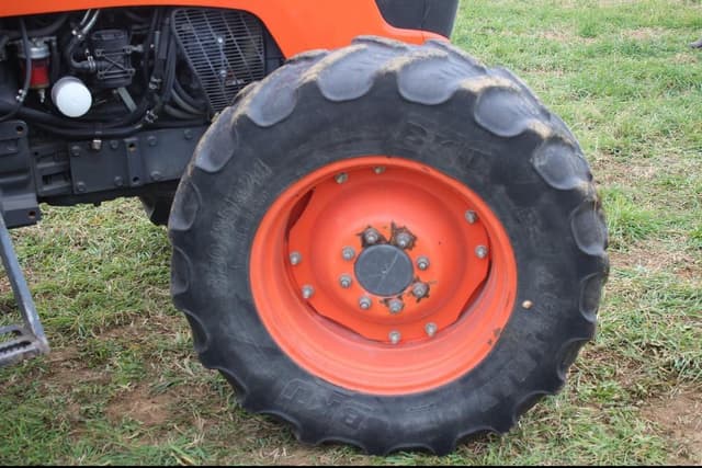 Image of Kubota M8560 equipment image 4