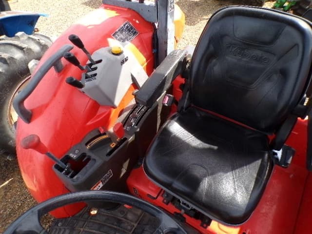 Image of Kubota M8560 equipment image 4