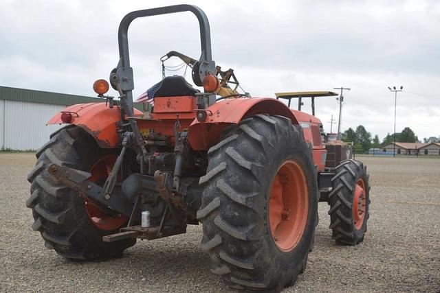 Image of Kubota M9000 equipment image 2