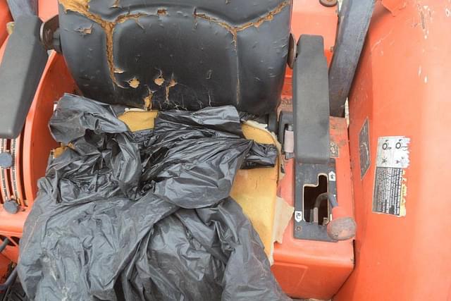Image of Kubota M9000 equipment image 4