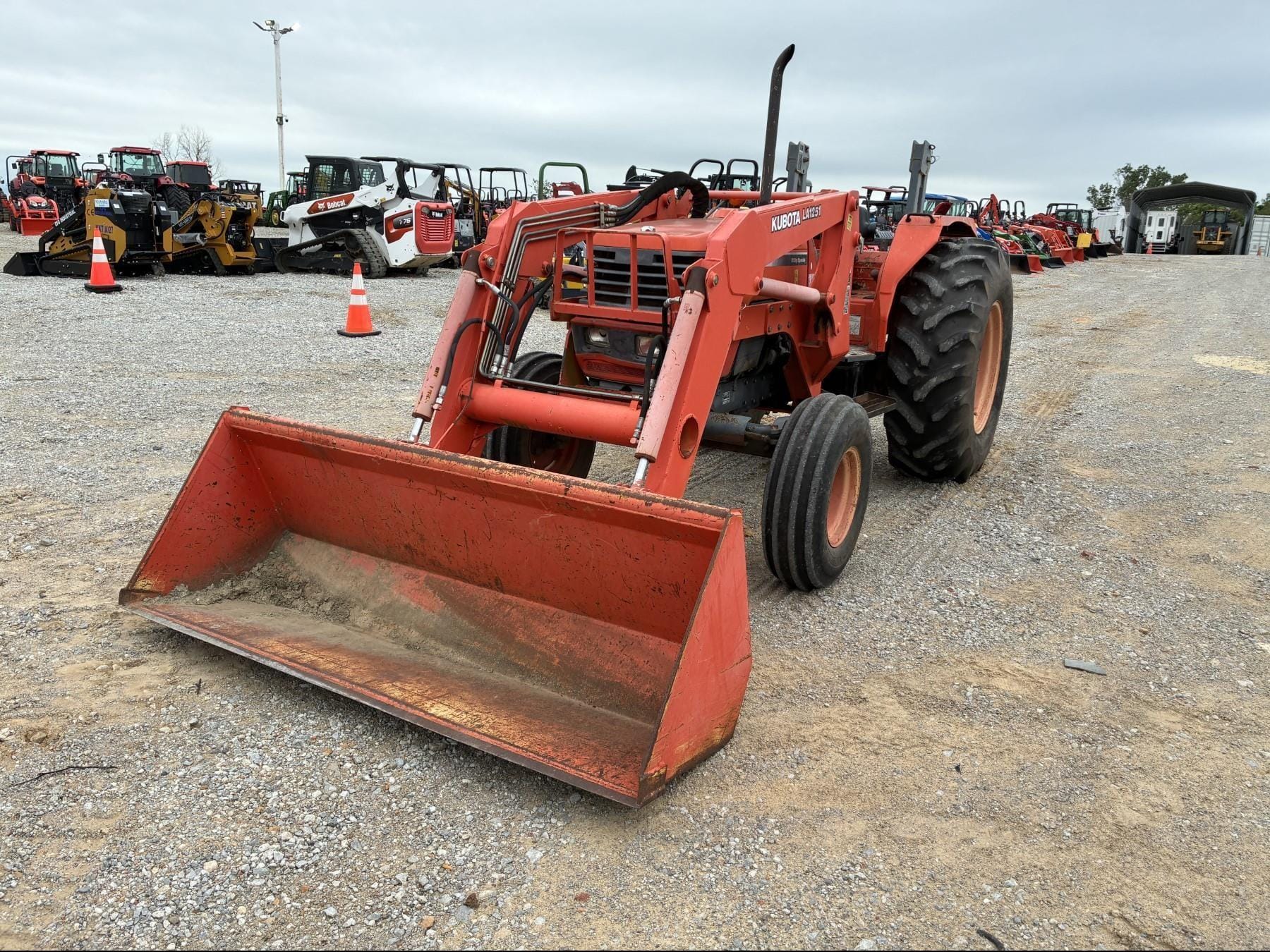 Kubota M9000 Equipment Image0