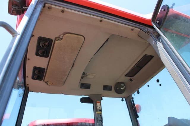 Image of Kubota M9000 equipment image 4