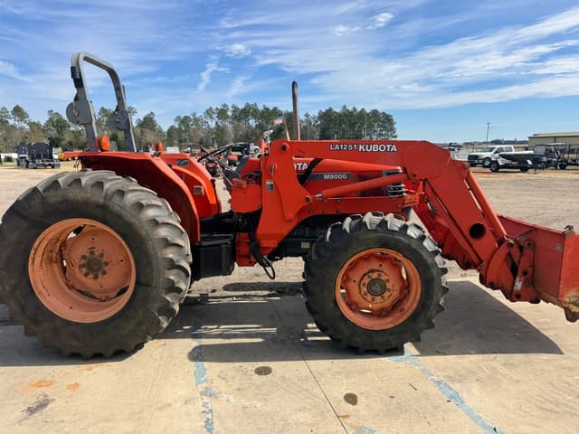 Image of Kubota M9000 equipment image 2
