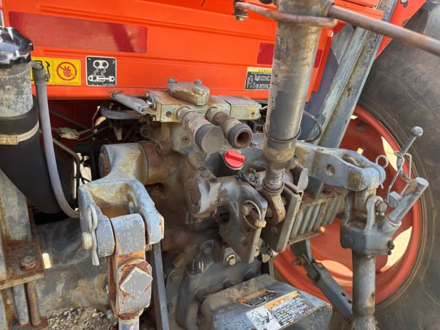 Image of Kubota M9000 equipment image 3