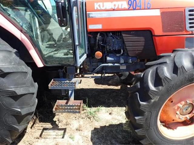 Image of Kubota M9000 equipment image 2