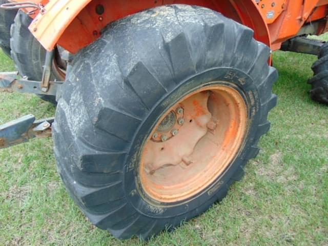 Image of Kubota M9000 equipment image 3