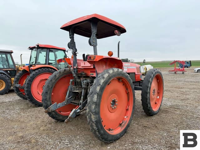 Image of Kubota M9000 equipment image 4