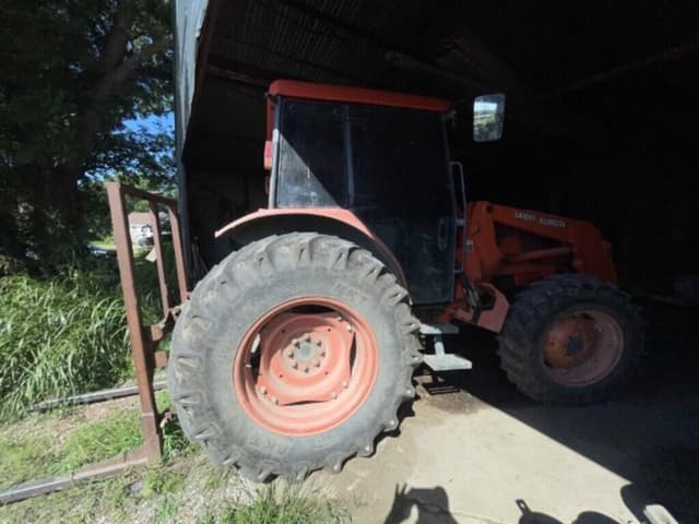 Image of Kubota M9000 equipment image 2