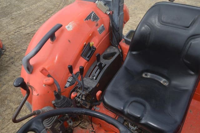 Image of Kubota M9540 equipment image 4